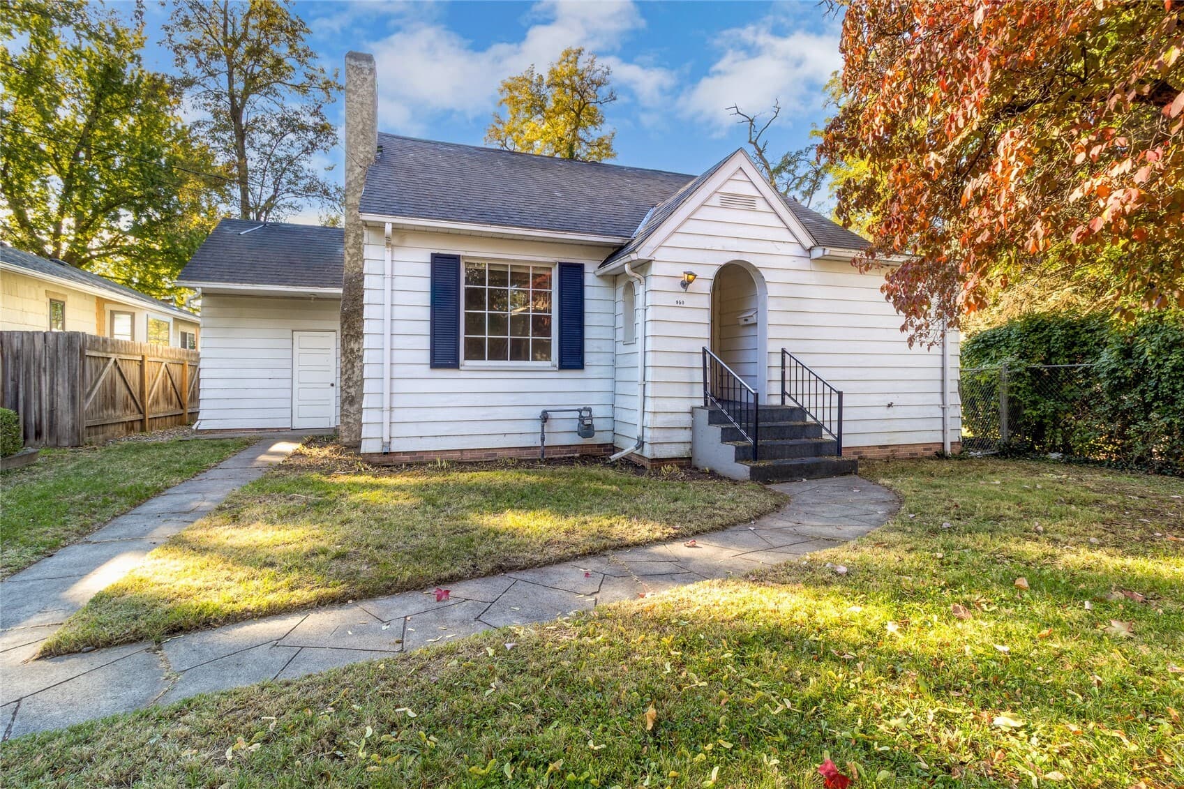 950 Francis Avenue — photo 1