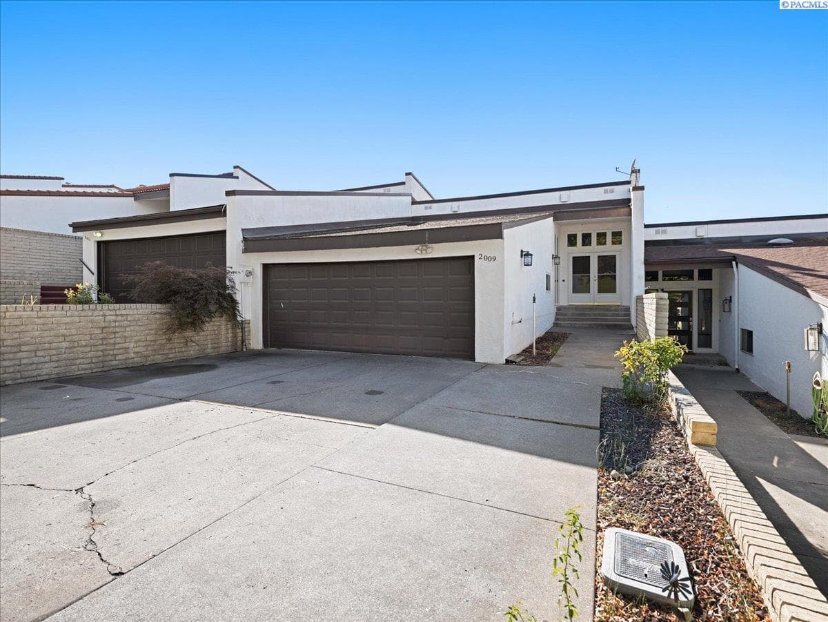 2009 Fairway Dr