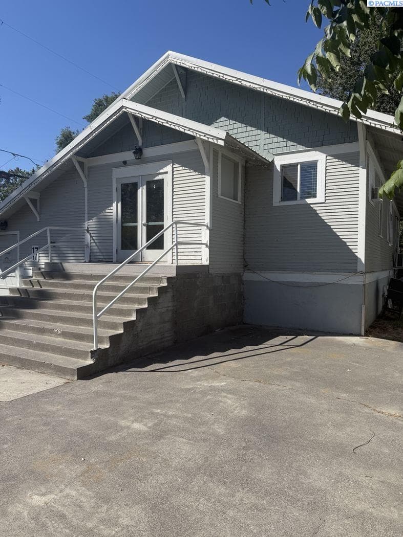 17 Ione Street