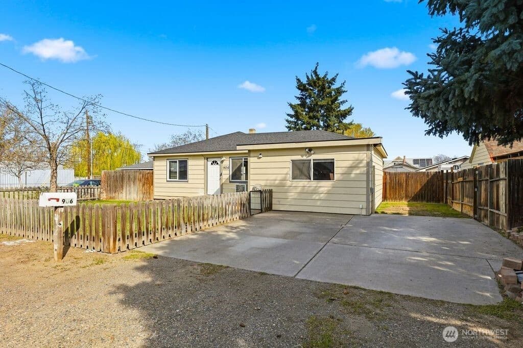 906 Entiat Avenue