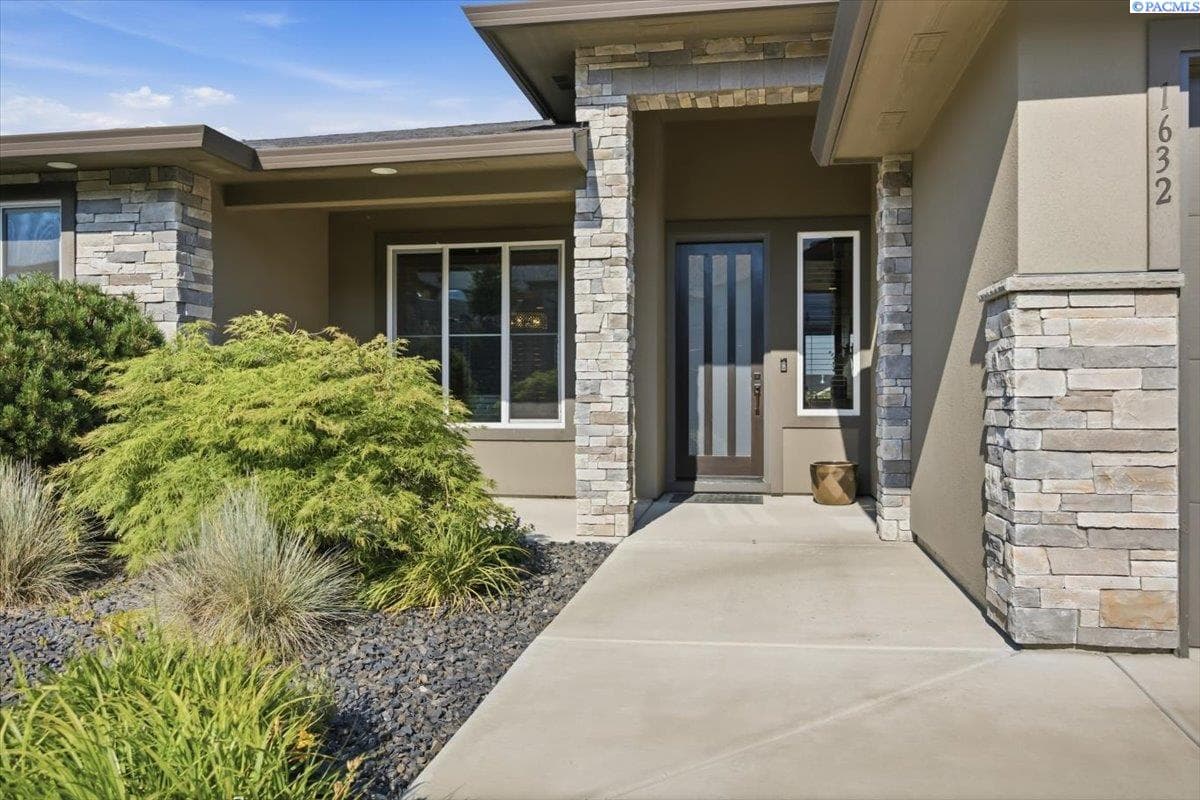 1632 Naples Ln