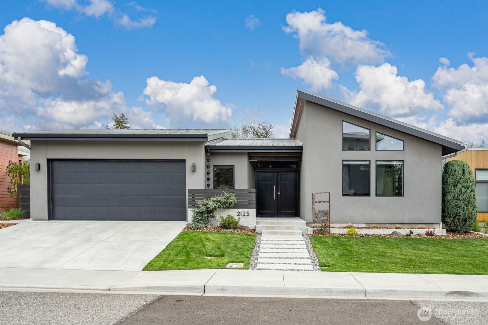2125 Paramount Street — photo 1