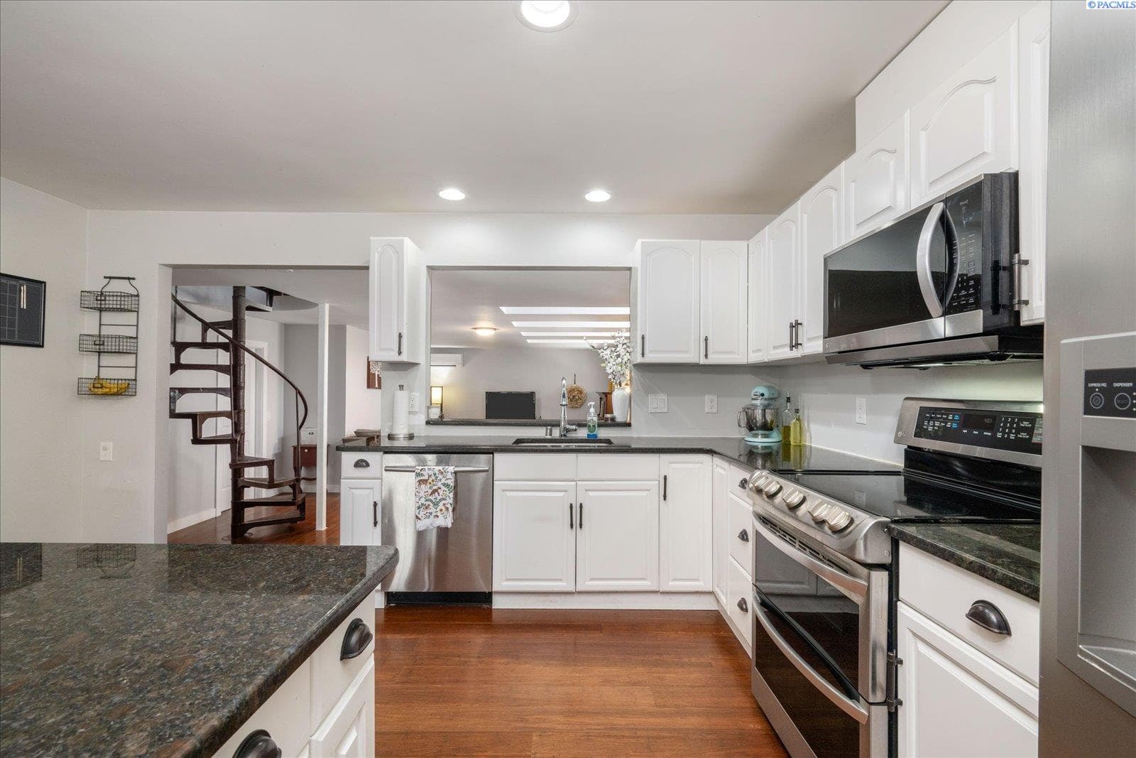 3009 Yelm St — photo 1