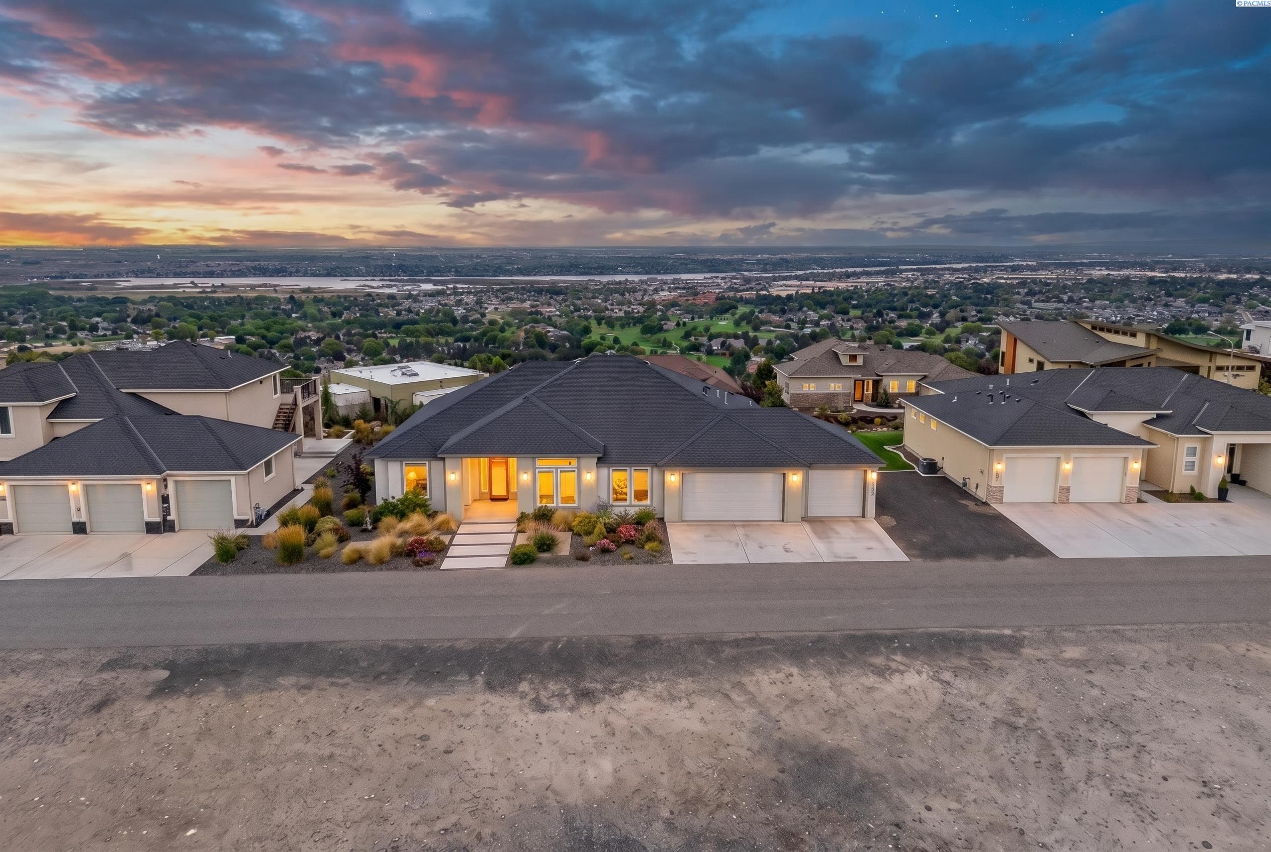 2531 Falconcrest Loop