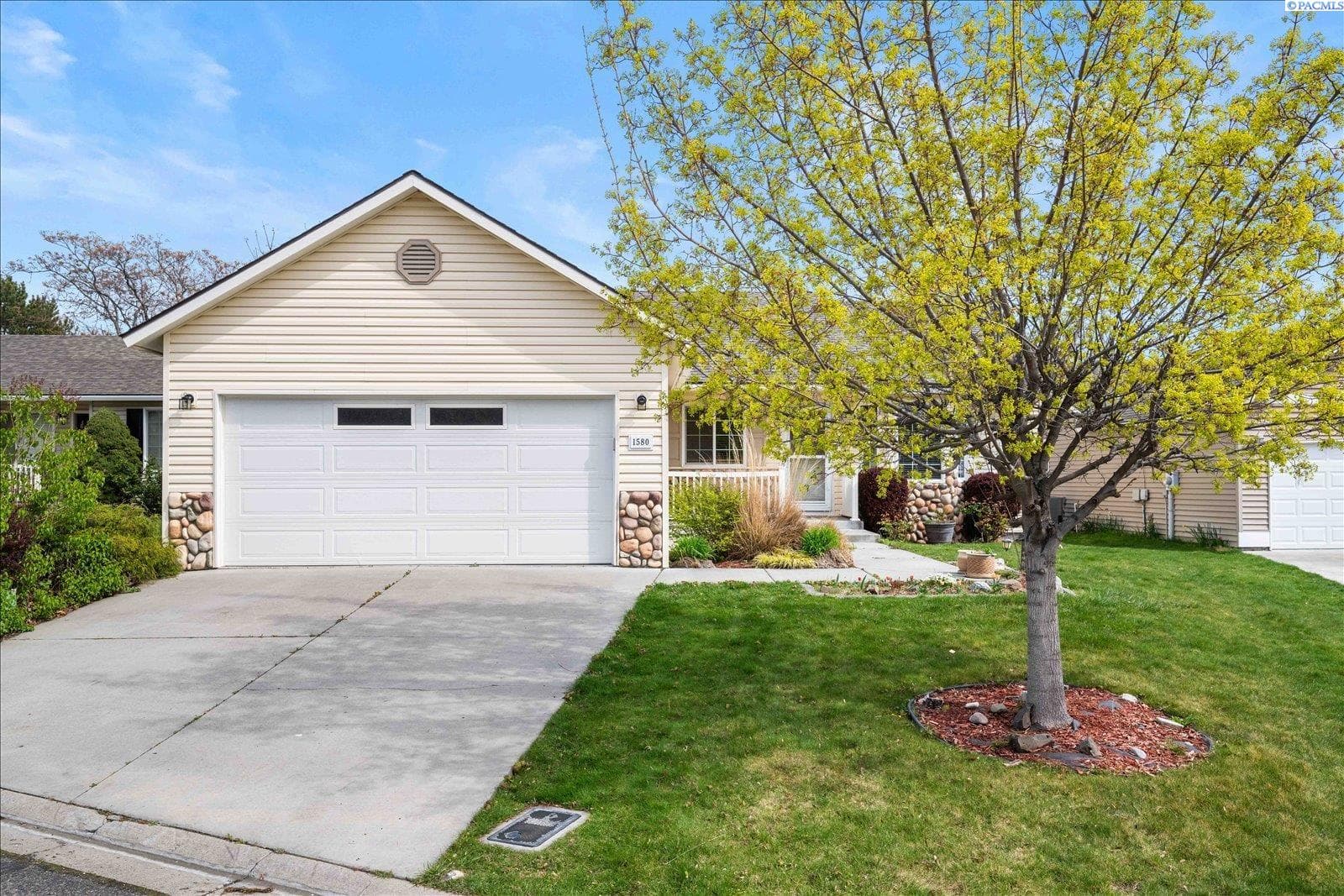 1580 Foxglove Ave