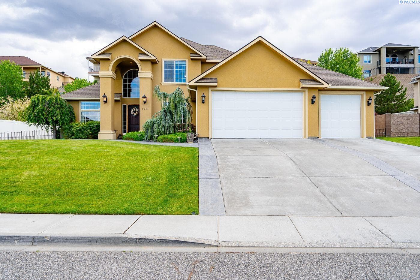 1633 Meadow Hills Dr