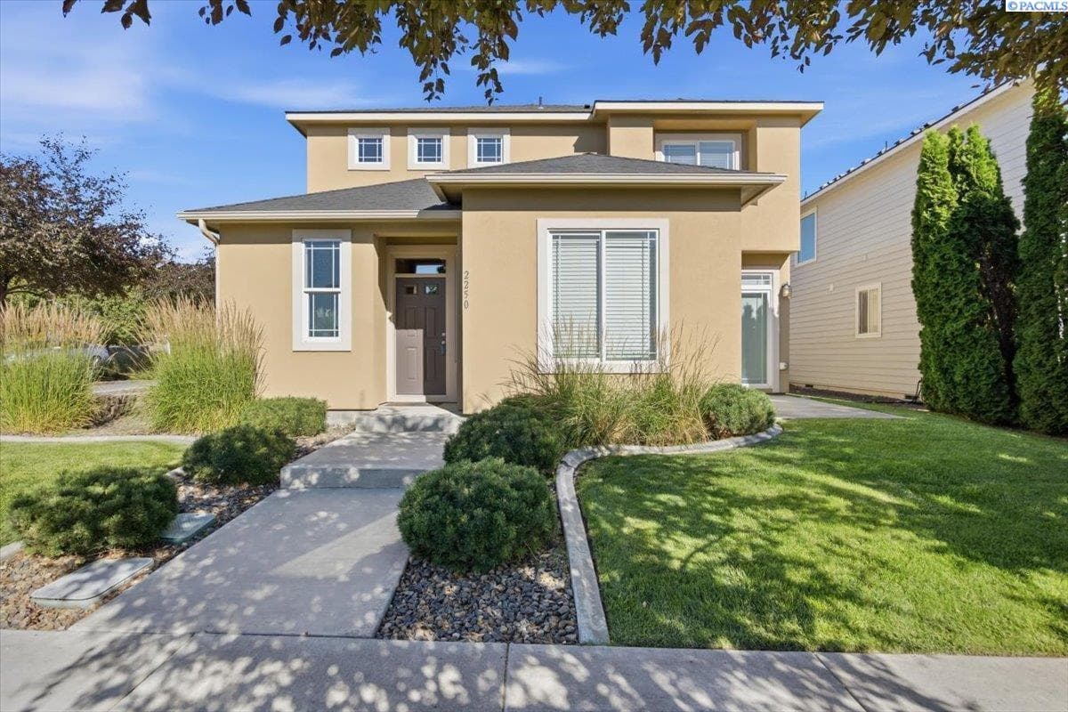 2250 Daphne Ave