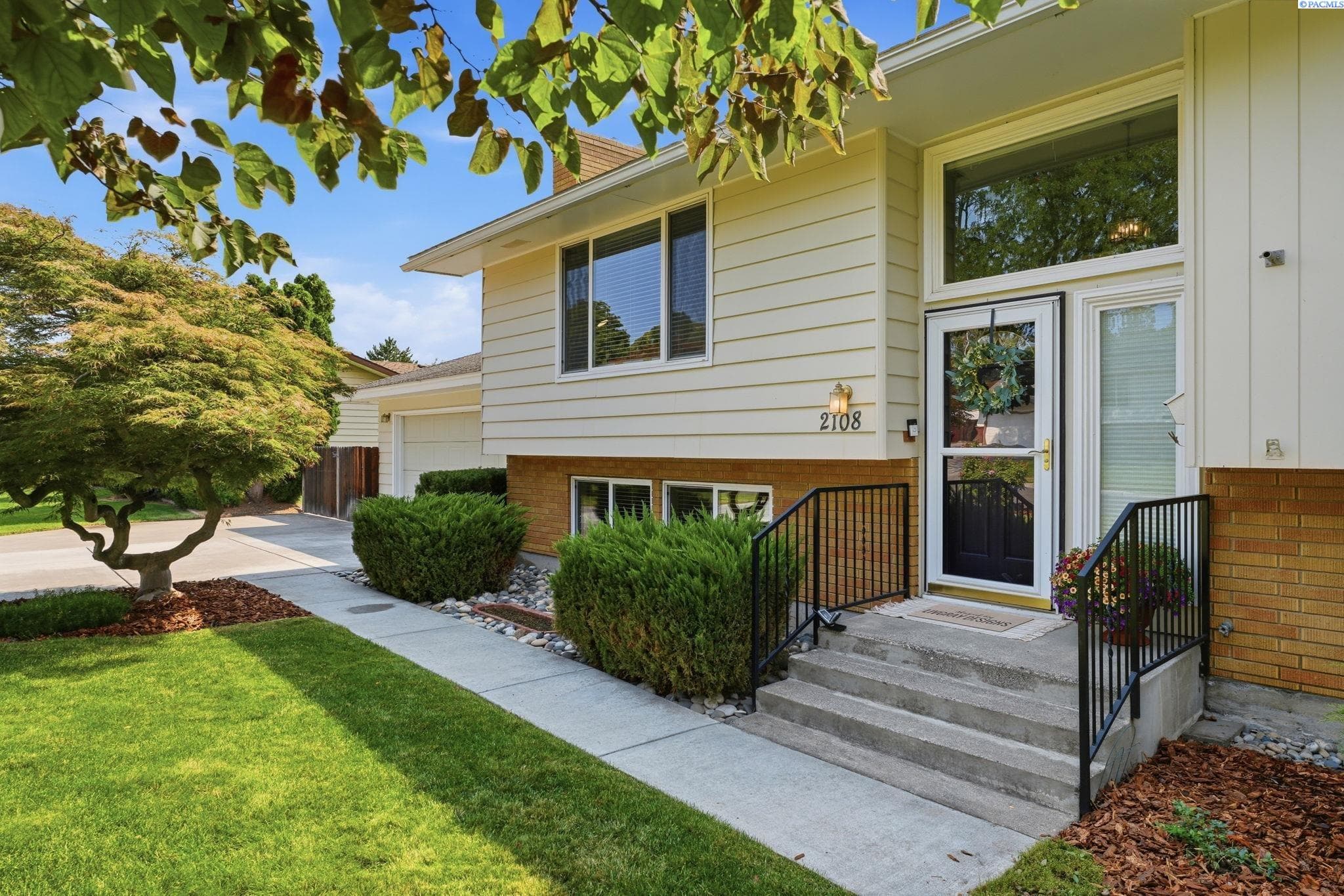 2108 Hoxie Ave — photo 1