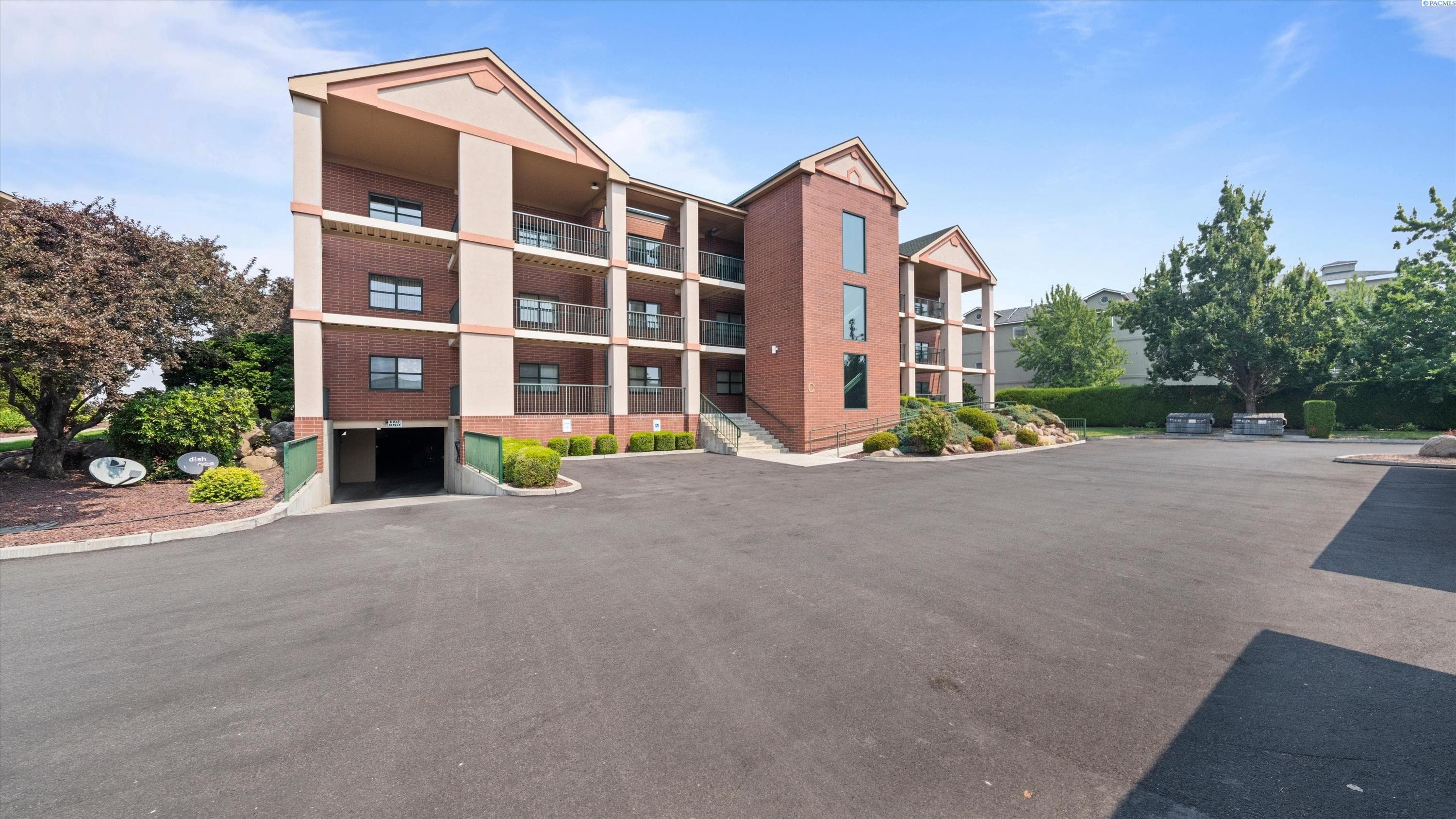 300 Columbia Point Drive — photo 1