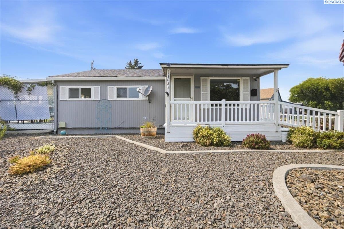 1303 Potter Ave — photo 1